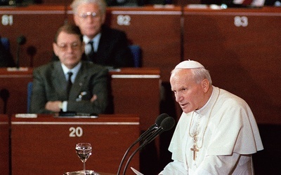Jan Paweł II w Parlamencie Europejskim w Strasburgu 11 października 1988 roku.