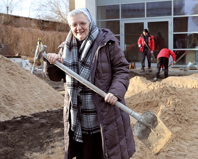 Siostra Jolanta Glapka na placu budowy Młodzieżowego Centrum Rozwoju Artystycznego i Duchowego (2018 rok).