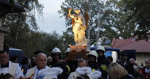 Powitanie figury odbyło się na placu przed plebanią skąd strażacy na ramionach przenieśli ją do świątyni.