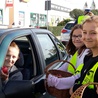 Tylko niektórzy z kierowców zasłużyli na słodkie jabłka w nagrodę za bezpieczną jazdę.