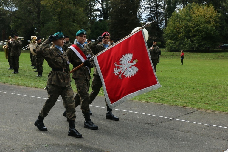 Ślubowanie klas pierwszych w KLO w Henrykowie