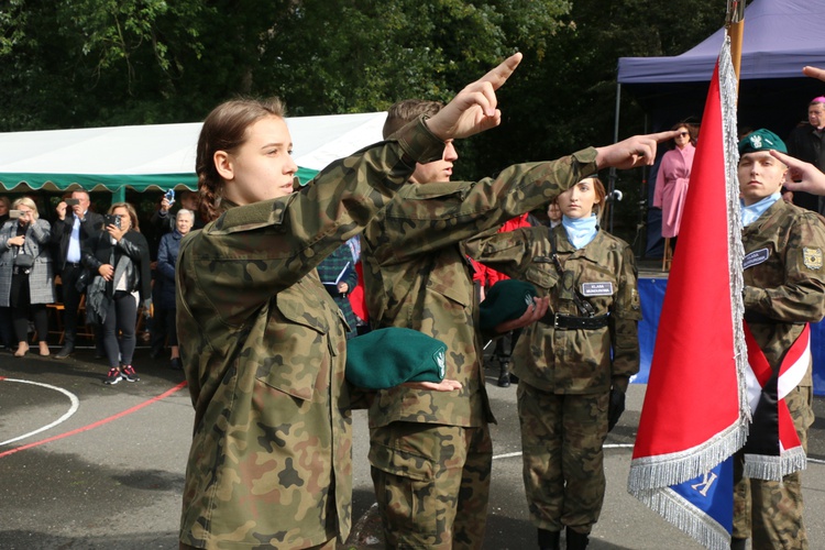 Ślubowanie klas pierwszych w KLO w Henrykowie