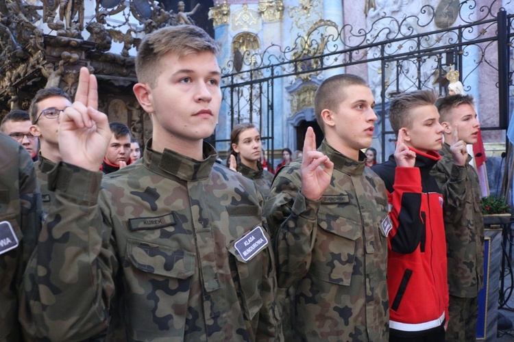 Ślubowanie klas pierwszych w KLO w Henrykowie