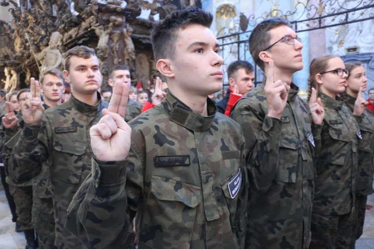 Ślubowanie klas pierwszych w KLO w Henrykowie