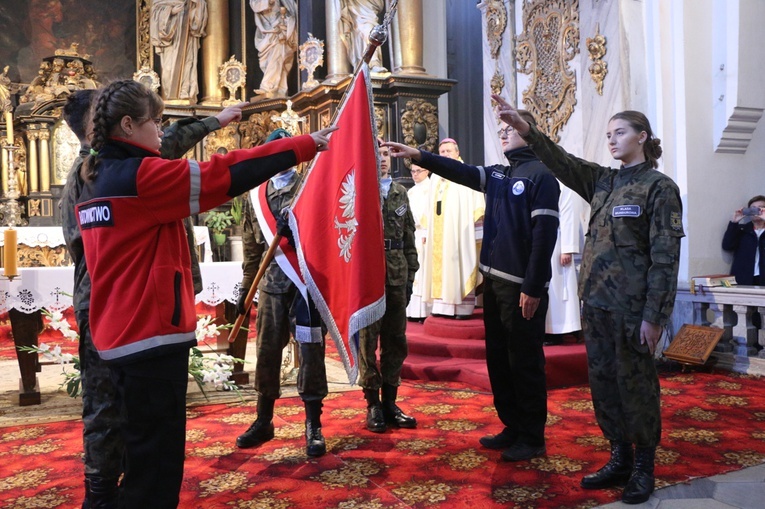 Ślubowanie klas pierwszych w KLO w Henrykowie