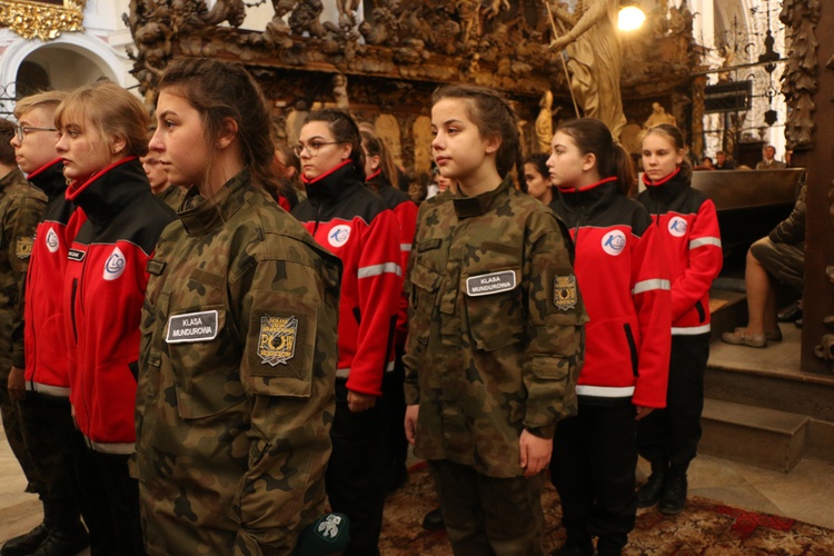 Ślubowanie klas pierwszych w KLO w Henrykowie