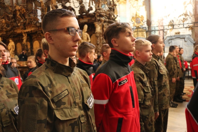 Ślubowanie klas pierwszych w KLO w Henrykowie