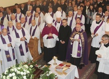 Pogrzebowej liturgii przewodniczył bp Piotr Greger.