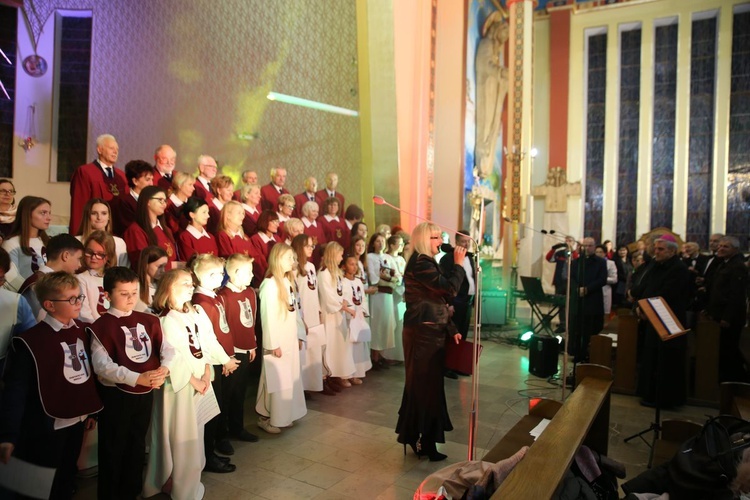 Koncert chórów w Ostrowcu Świętokrzyskim. 