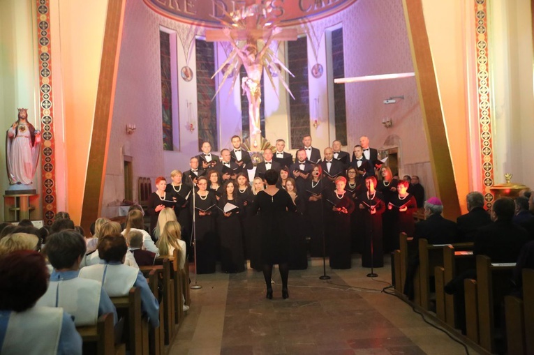 Koncert chórów w Ostrowcu Świętokrzyskim. 