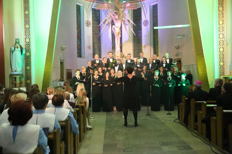 Koncert chórów w Ostrowcu Świętokrzyskim. 