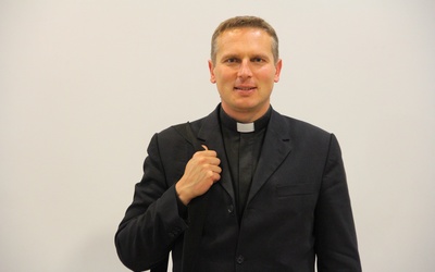 Do wspólnej modlitwy w intencji kapłanów zaprasza ks. Piotr Przyborek.