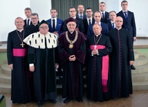 Alumni I roku z biskupami Piotrem Turzyńskim, Henrykiem Tomasikiem, dziekanem Wydziału Teologii, i członkami rektoratu.