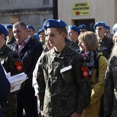 Podczas ślubowania prezez zarządu ZDZ w Kielcach wyróżnił 14 uczniów za szczególną dyscyplinę i zaangażowanie w życie szkoły.