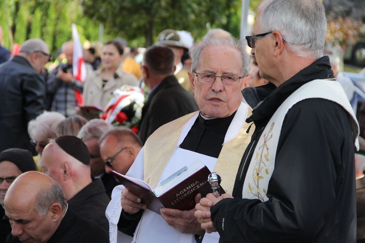 Odsłonięcie pomnika ks. Gurgacza w Łabowej