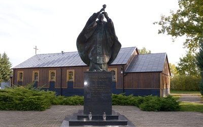 Pomnik Jana Pawła II na placu Wyższego Seminarium Duchownego w Radomiu.