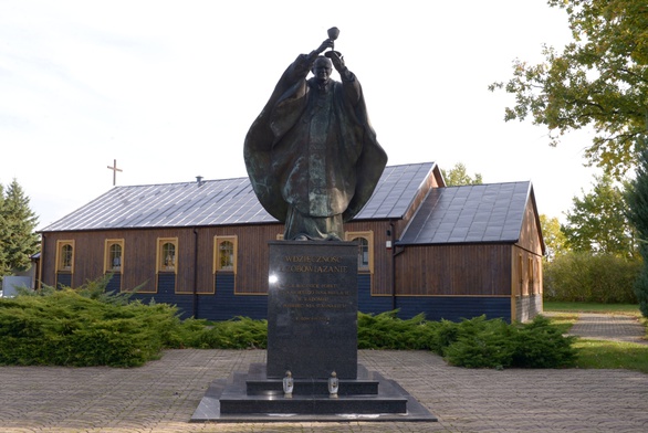 Pomnik Jana Pawła II na placu Wyższego Seminarium Duchownego w Radomiu.