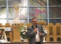 Mariusz Drapikowski i monstrancja "Królowa Pokoju".
