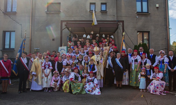 Abp W. Skworc w Krasowach na 100-leciu kościoła: Bądźcie wierni Eucharystii i tej wierności uczcie