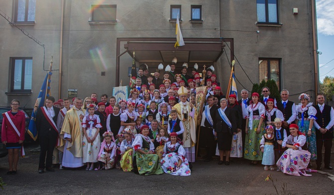 Abp W. Skworc w Krasowach na 100-leciu kościoła: Bądźcie wierni Eucharystii i tej wierności uczcie