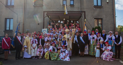 Abp W. Skworc w Krasowach na 100-leciu kościoła: Bądźcie wierni Eucharystii i tej wierności uczcie