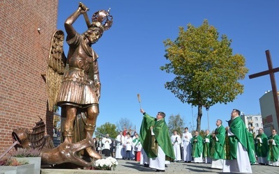 Stalowa Wola, parafia Trójcy Przenajświętszej. Poświęcenie figury św. Michała Archanioła.