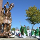 Stalowa Wola, parafia Trójcy Przenajświętszej. Poświęcenie figury św. Michała Archanioła.