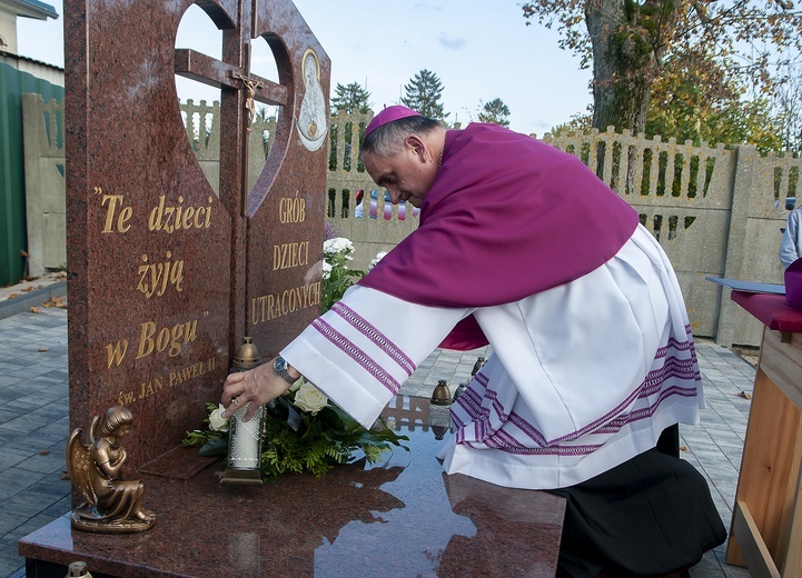 Żeby godnie pożegnać. Pomnik Dzieci Utraconych w Redle