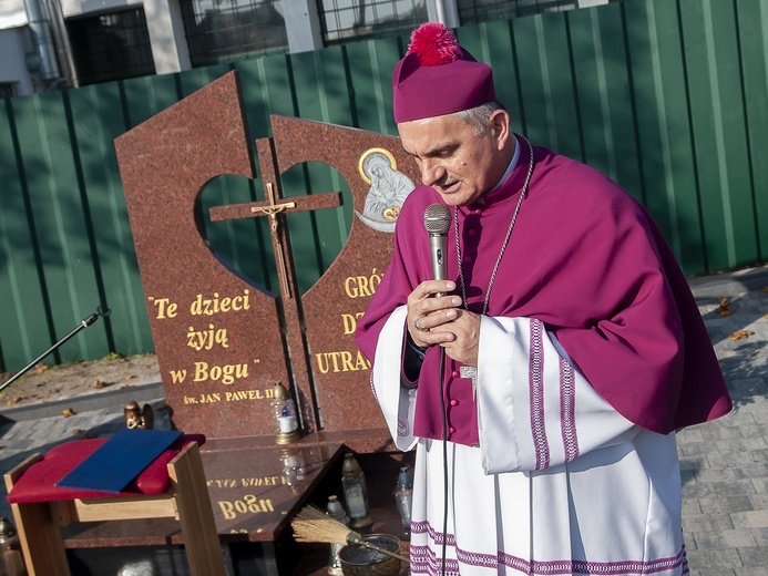 Pomnik i grób Dzieci Utraconych w Redle