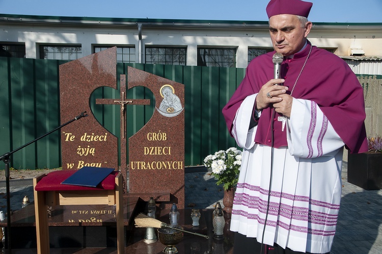 Pomnik i grób Dzieci Utraconych w Redle