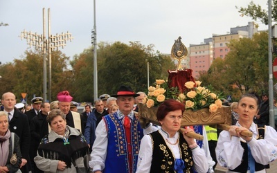 Ulicami Gdyni przeszła procesja różańcowa z relikwiami św. Jana Pawła II. 