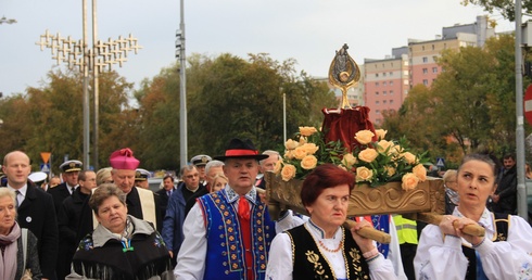 Ulicami Gdyni przeszła procesja różańcowa z relikwiami św. Jana Pawła II. 