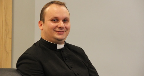 Do wspólnej modlitwy w intencji kapłanów zaprasza ks. Andrzej Wiecki.