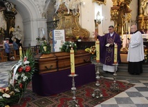 Pogrzeb s. M. Olimpii Konopki SMCB, założycielki muzeum klasztornego w Trzebnicy