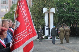 Pod pomnikiem, w miejscu gdzie w 1942 roku powieszono pracowników Fabryki Broni, delegacje złożyły wiązanki kwiatów.