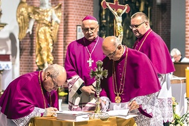 ▲	Uroczystościom przewodniczył abp Józef Górzyński.