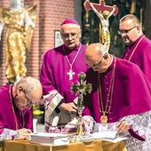 ▲	Uroczystościom przewodniczył abp Józef Górzyński.