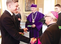 Po złożeniu immatrykulacji klerycy I roku otrzymali indeksy.
