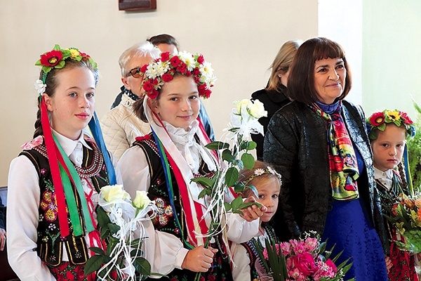 ▲	Dzieci podziękowały wcześniejszym proboszczom za posługę.