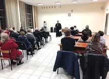 Kilkadziesiąt osób z zaciekawieniem słuchało prelegenta.