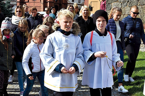 Młodzi pątnicy na trasie.