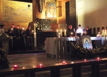 W mroku świątyni zakonnicy czytali pisma o św. Franciszku z Asyżu.