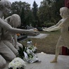 Na wielu cmentarzach można spotkać pomniki upamiętniające dzieci utracone.