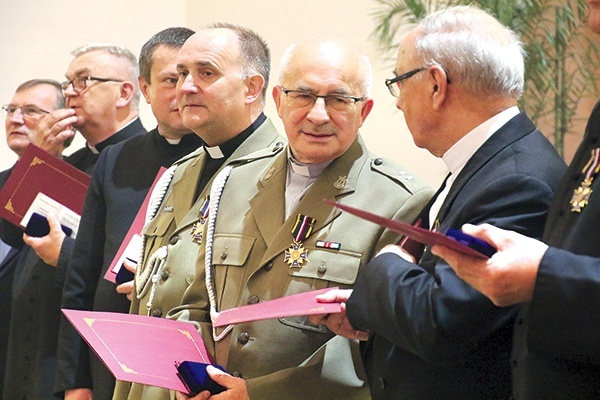 ▲	Duchowni w sutannach i mundurach zostali wyróżnieni „w dowód wdzięczności za pomoc i zaangażowanie w realizacji misji duszpasterstwa wojskowego”.