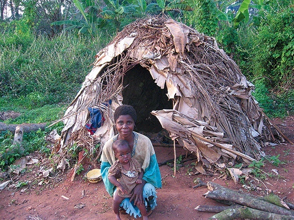 ◄	Jedną z mieszkanek Kamerunu, z którymi pracuje s. Teodora, jest Nasi Baka. W jej domku  mieszka 7 osób.