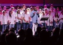 Koncert odbył się w niedzielę 13 października w hali widowiskowo-sportowej w Iławie.  Na scenie wystąpił 57-osobowy chór, a towarzyszyła mu 6-osobowa grupa instrumentalistów.