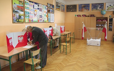 ▲	Lokal wyborczy  w Rybniku-Niewiadomiu.