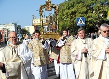 Mszę św. zakończyła procesja eucharystyczna z relikwiami świętej.