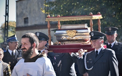 ▲	Po Mszy św. wierni uczestniczyli w procesji z relikwiami  bł. o. Honorata Koźmińskiego.