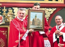 Bp Roman Pindel na pamiątkę pielgrzymki otrzymał  od abp. Bernarda Bobera obraz koszyckiej katedry.